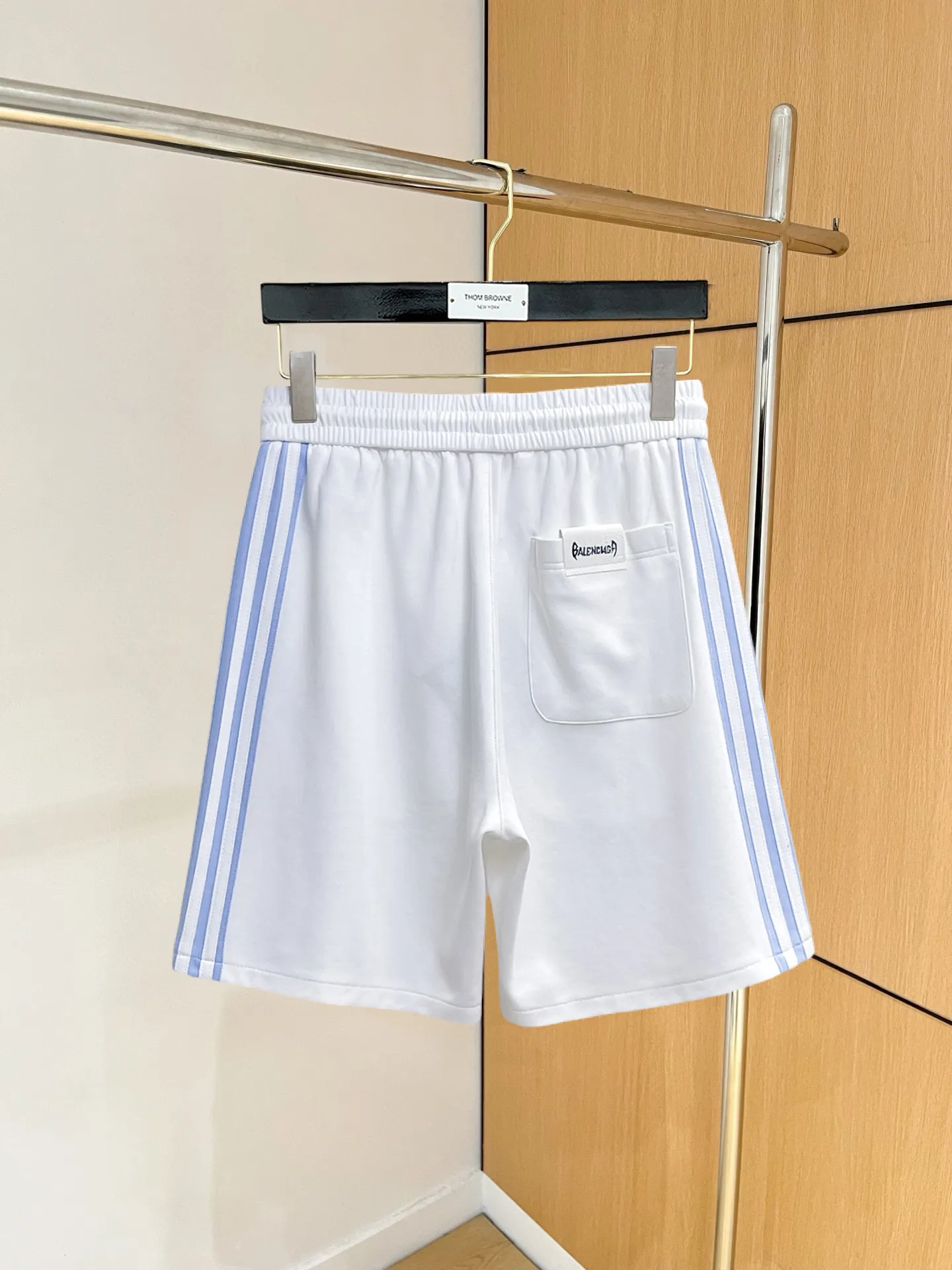 Balenciaga's three-standard complete 2026 summer New Arrival men's casual shorts, advanced custom-made Breathable fabric, Breathable fabric, extremely stretchy and comfortable, impeccable details, top-grade accessories, original logo design concept, delicate and soft feel! The upper body fit is awesome! Size: M-XXXL Please state your height and weight when ordering